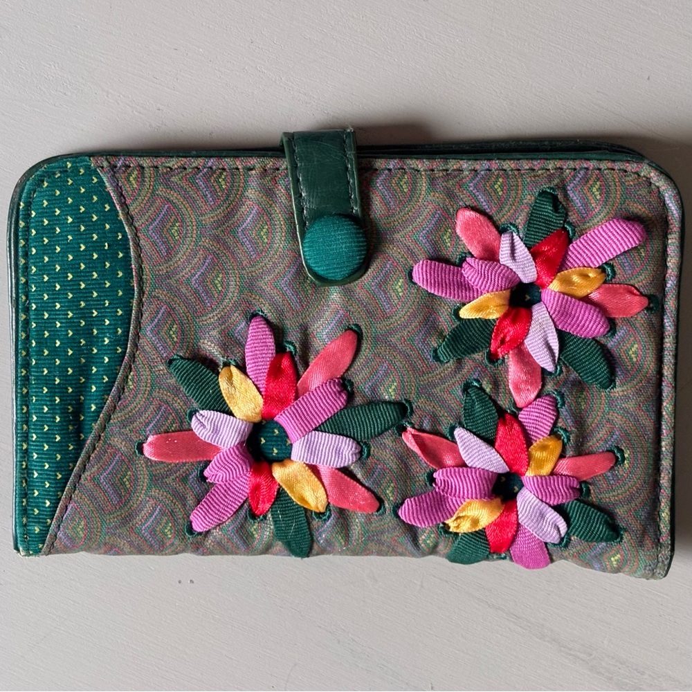 Floral Appliqué Green Women's Wallet - Colorful Petal Design